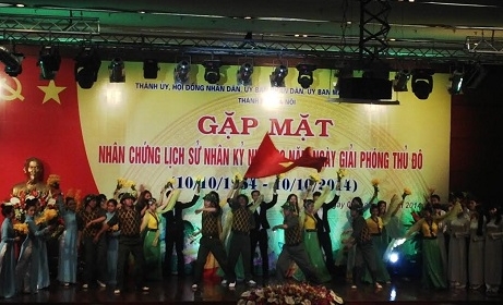 Beamte Hanois treffen Augenzeugen der Geschichte